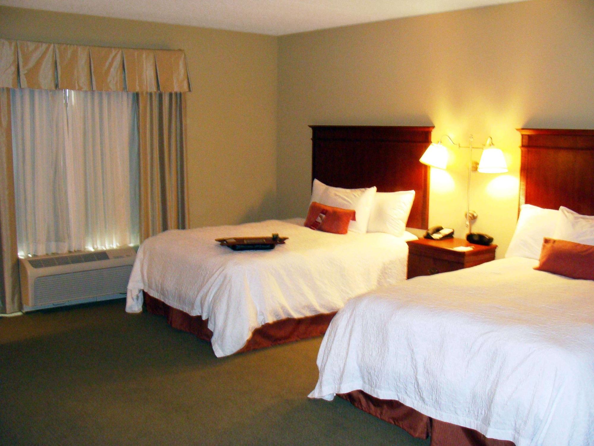 Hampton Inn Calera Номер фото