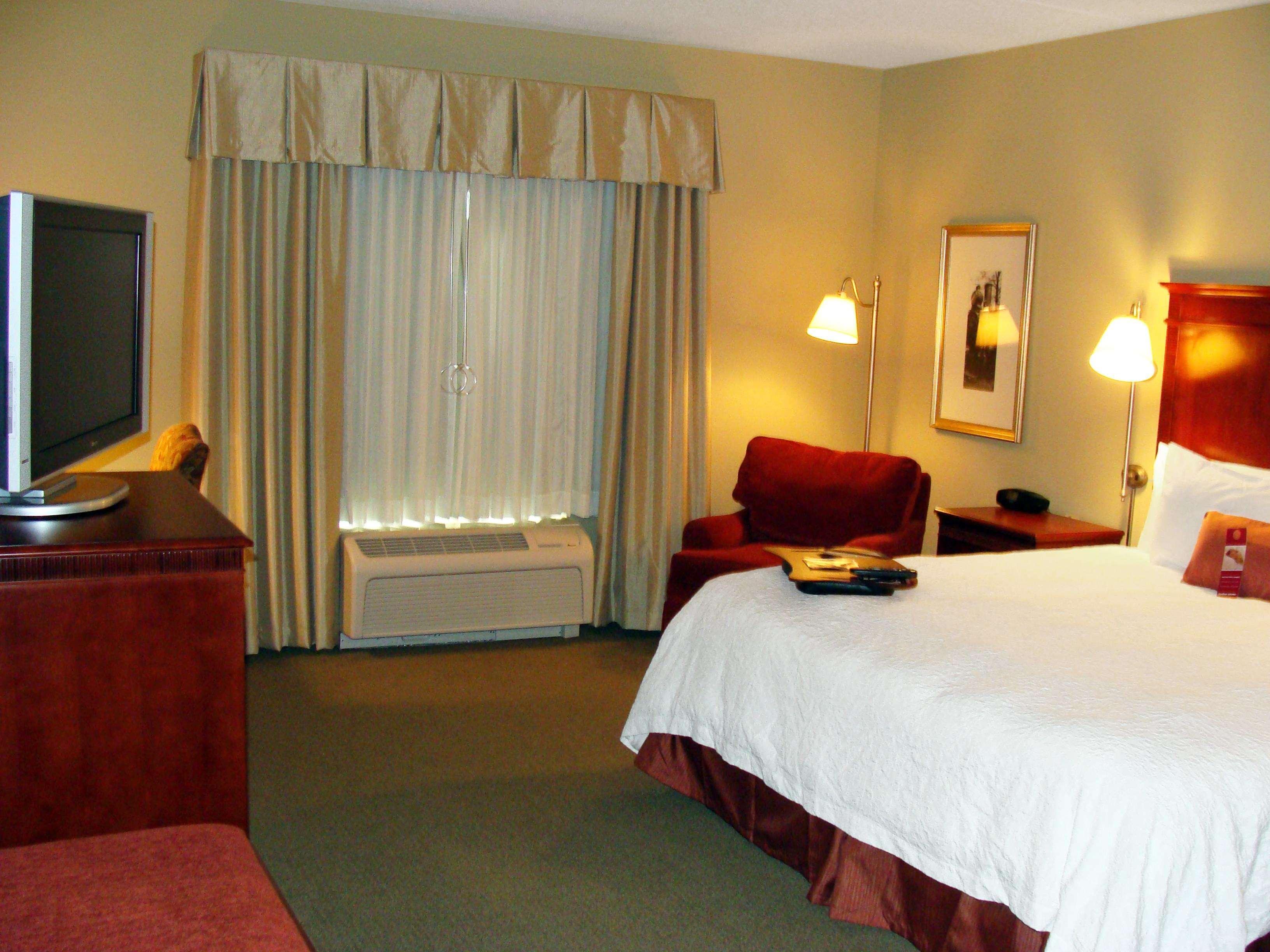 Hampton Inn Calera Номер фото